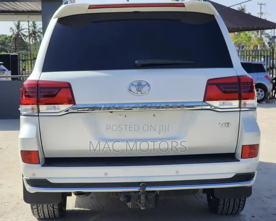 Toyota Land Cruiser 2017 White