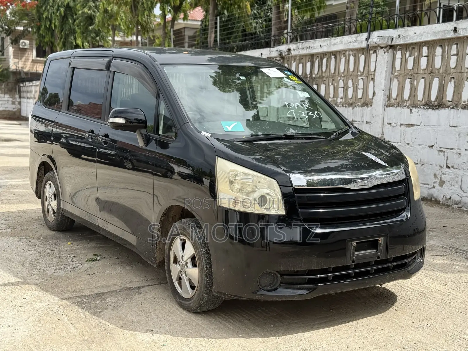 Toyota Noah 2.0 143hp AWD (8 Seater) 2008 Black
