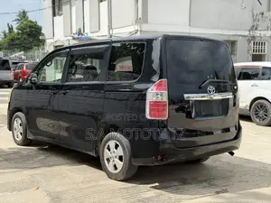 Toyota Noah 2.0 143hp AWD (8 Seater) 2008 Black