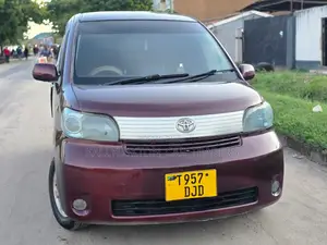 Toyota Porte 2005 Red