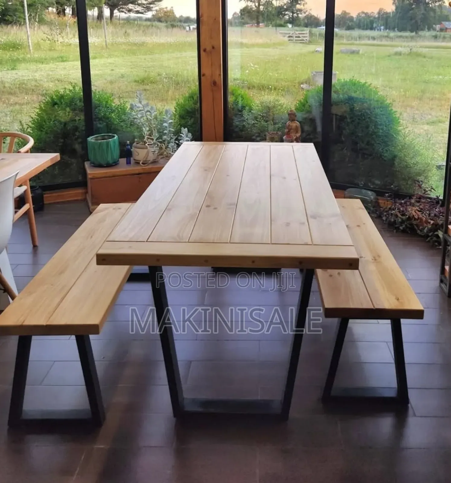 Meza Tamu Sana Ni Dinner Table