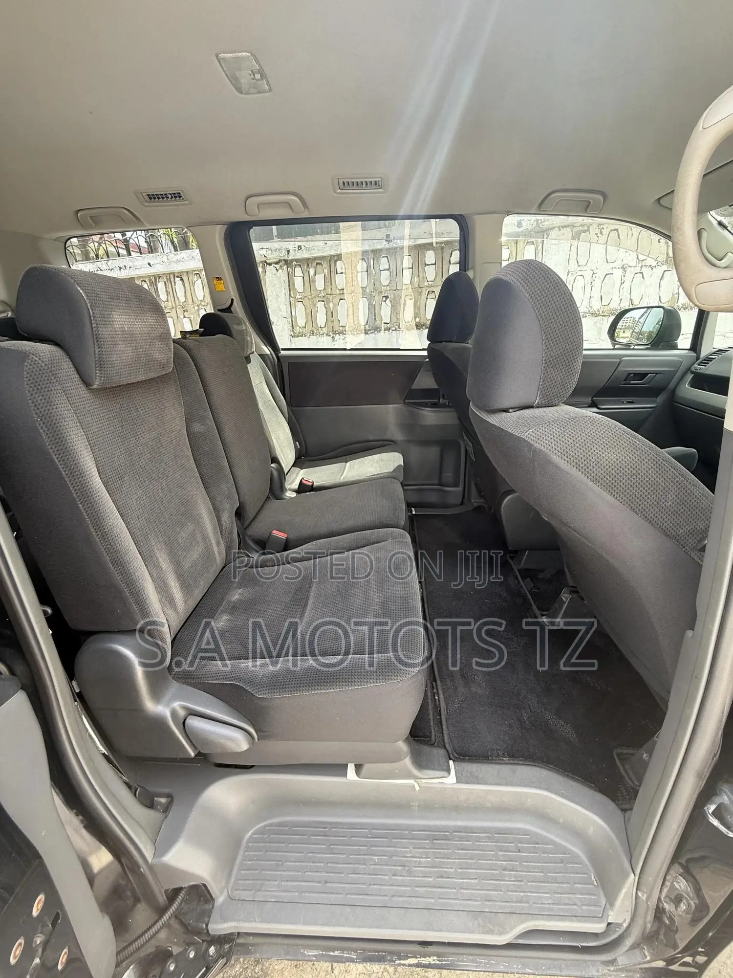 Toyota Noah 2.0 143hp AWD (8 Seater) 2008 Black