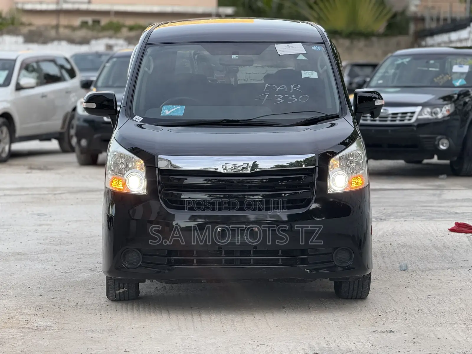Toyota Noah 2.0 143hp FWD (8 Seater) 2007 Black