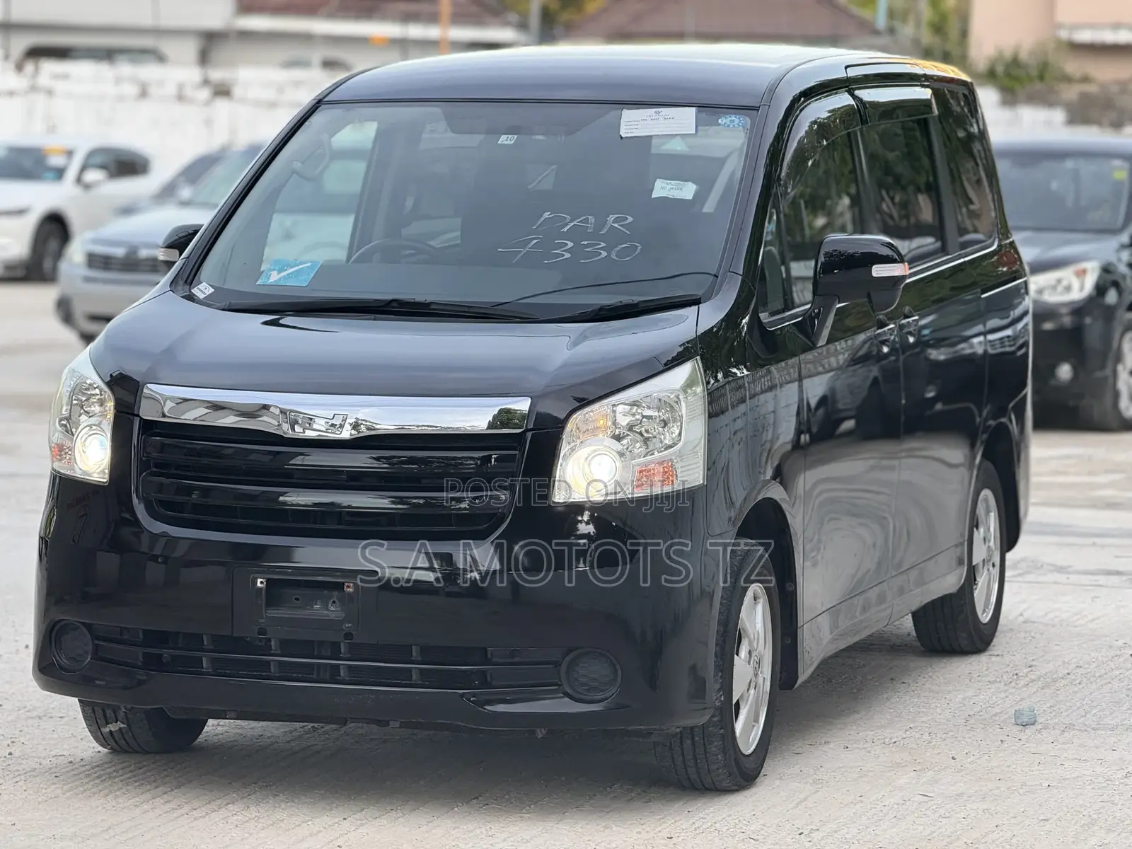 Toyota Noah 2.0 143hp FWD (8 Seater) 2007 Black