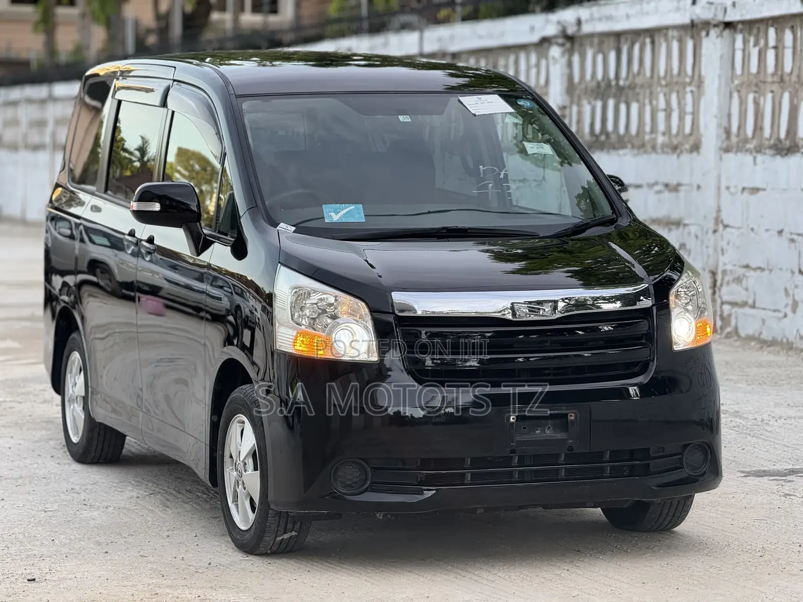 Toyota Noah 2.0 143hp FWD (8 Seater) 2007 Black
