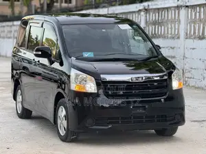 Toyota Noah 2.0 143hp FWD (8 Seater) 2007 Black