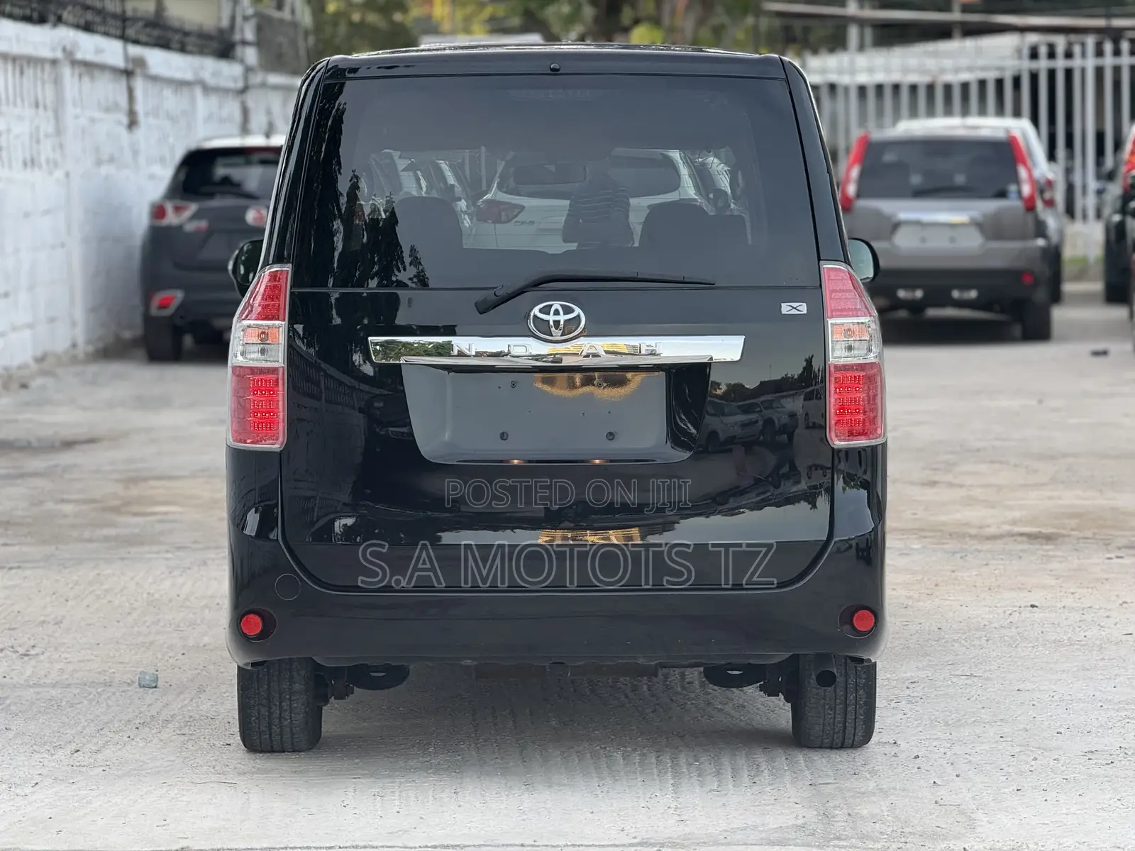 Toyota Noah 2.0 143hp FWD (8 Seater) 2007 Black