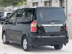 Toyota Noah 2.0 143hp FWD (8 Seater) 2007 Black