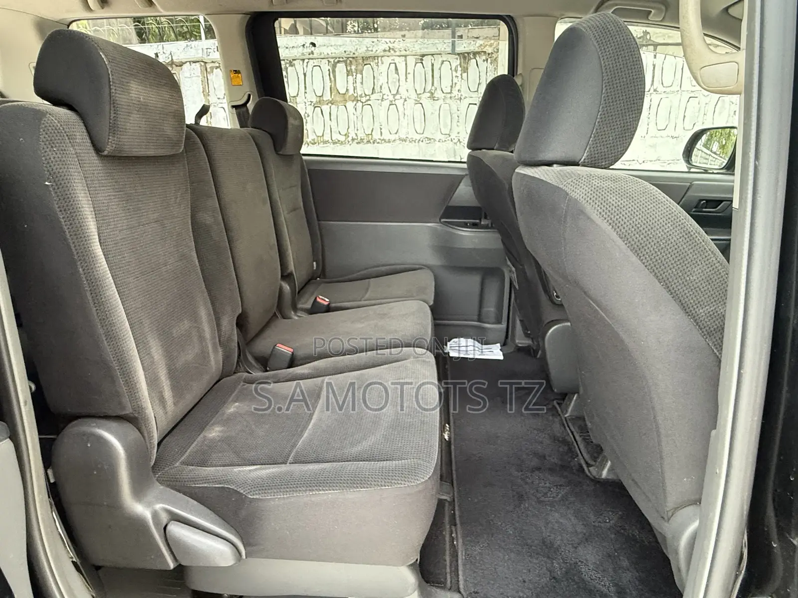 Toyota Noah 2.0 143hp FWD (8 Seater) 2007 Black