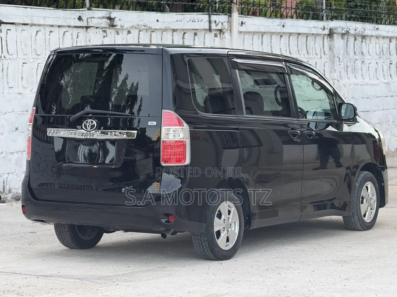 Toyota Noah 2.0 143hp FWD (8 Seater) 2007 Black