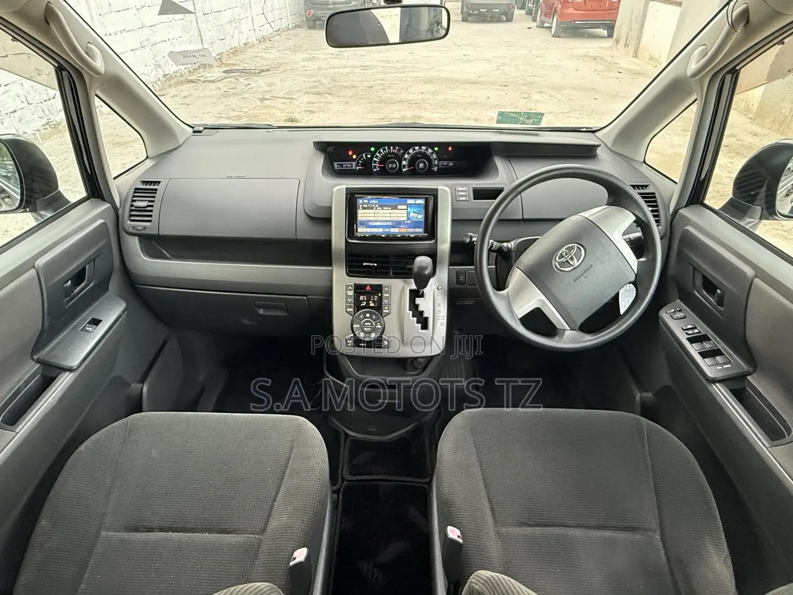 Toyota Noah 2.0 143hp FWD (8 Seater) 2007 Black