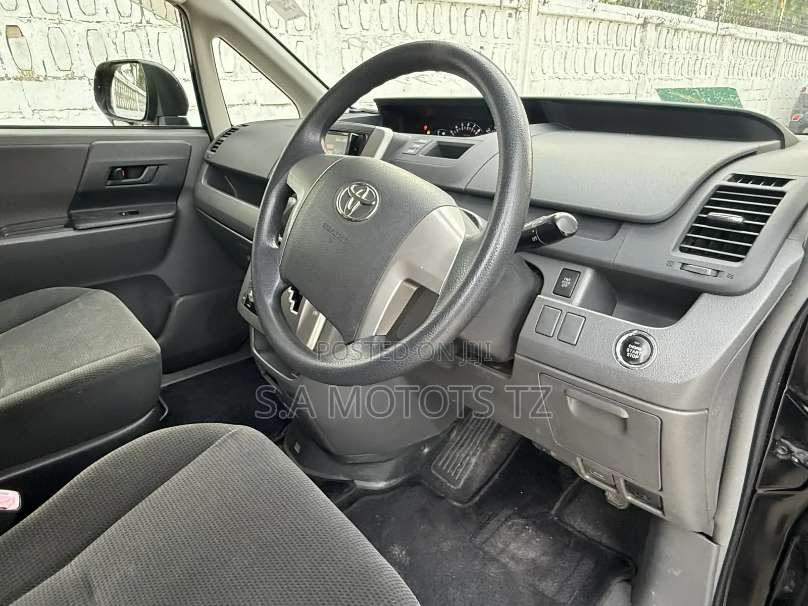 Toyota Noah 2.0 143hp FWD (8 Seater) 2007 Black