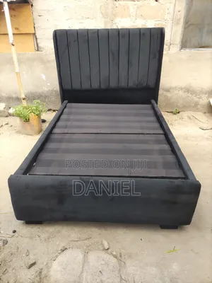 Bedsofa Nyeusi Pamoja Na Godoro 4*6