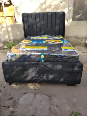 Bedsofa Nyeusi Pamoja Na Godoro 4*6