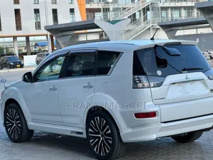 Mitsubishi Outlander 2011 White