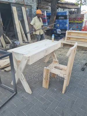 Meza Pamoja Na Kiti Chake Vyote Kwa Pamoja