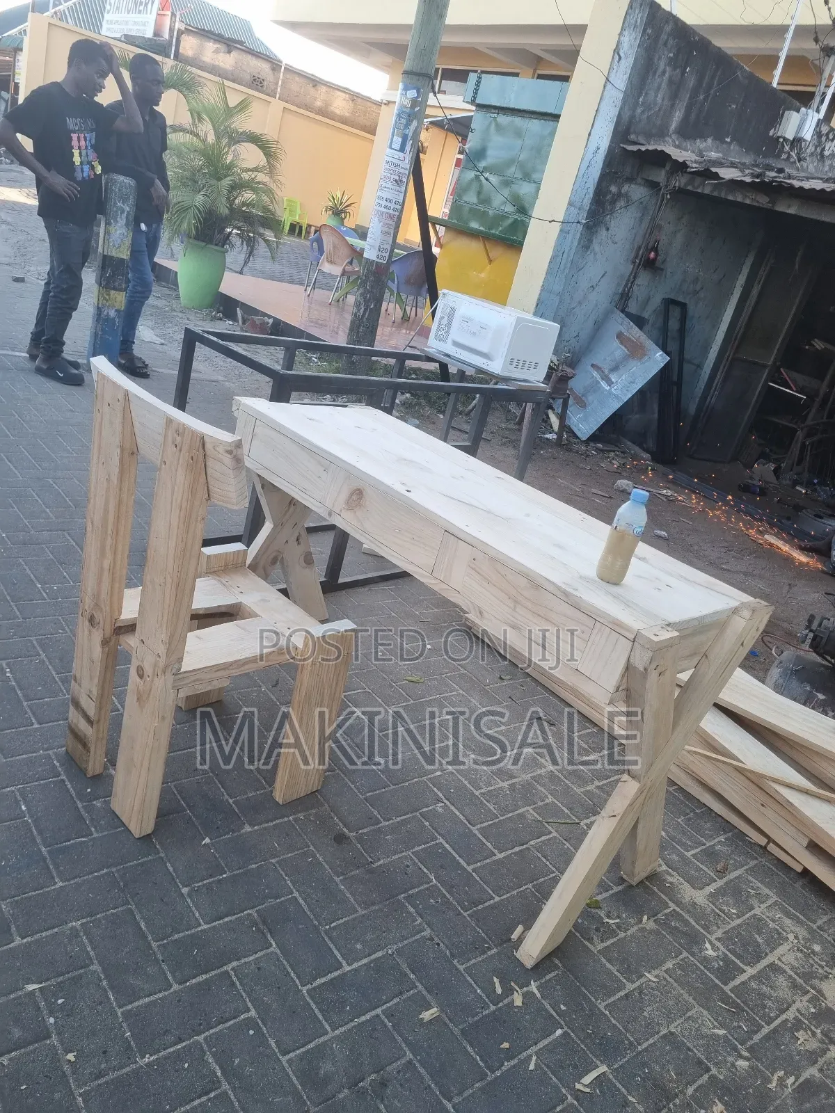 Meza Pamoja Na Kiti Chake Vyote Kwa Pamoja
