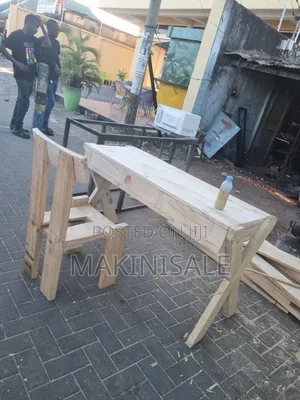 Meza Pamoja Na Kiti Chake Vyote Kwa Pamoja