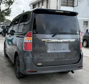 Toyota Noah 2.0 143hp FWD (8 Seater) 2007 Gray