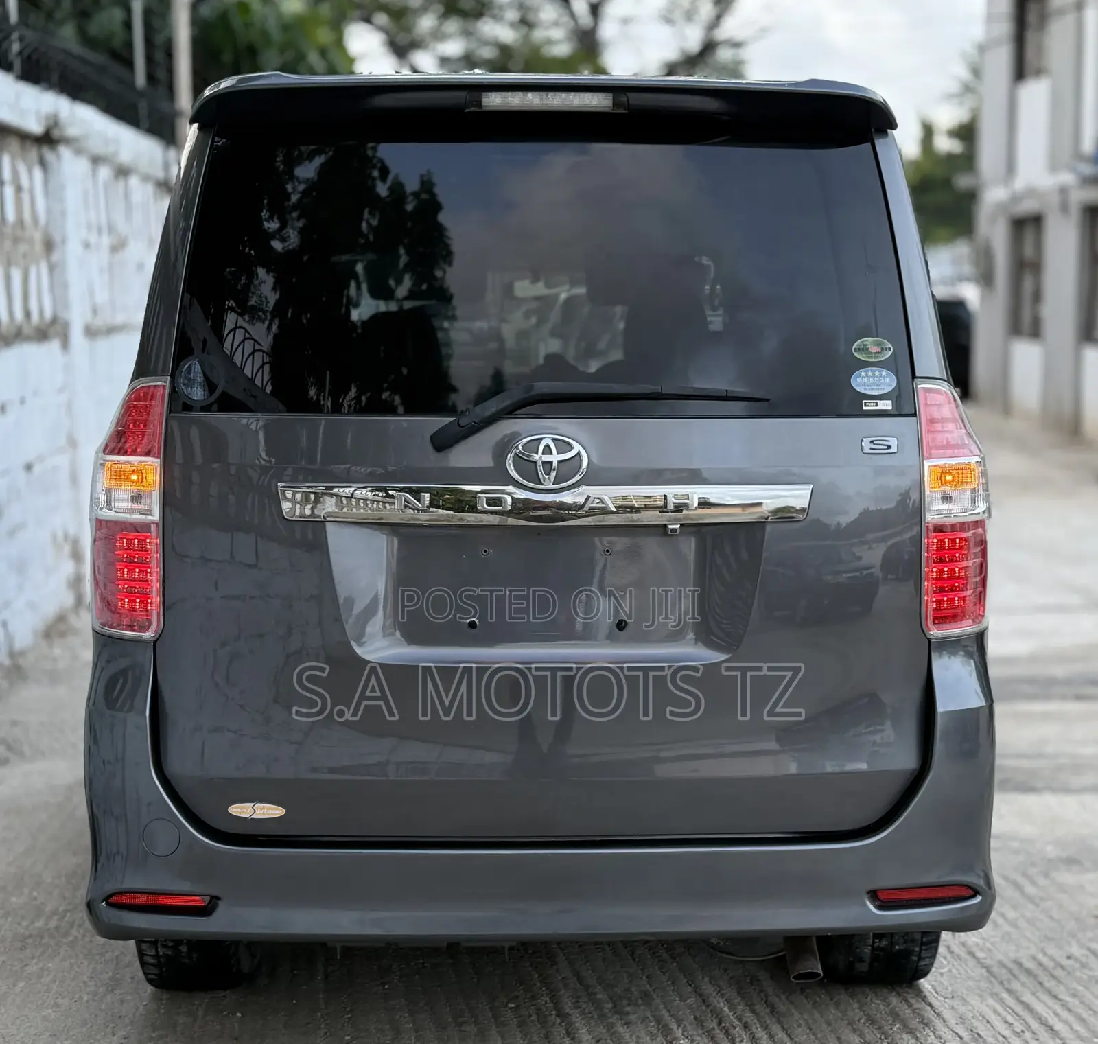 Toyota Noah 2.0 143hp FWD (8 Seater) 2007 Gray