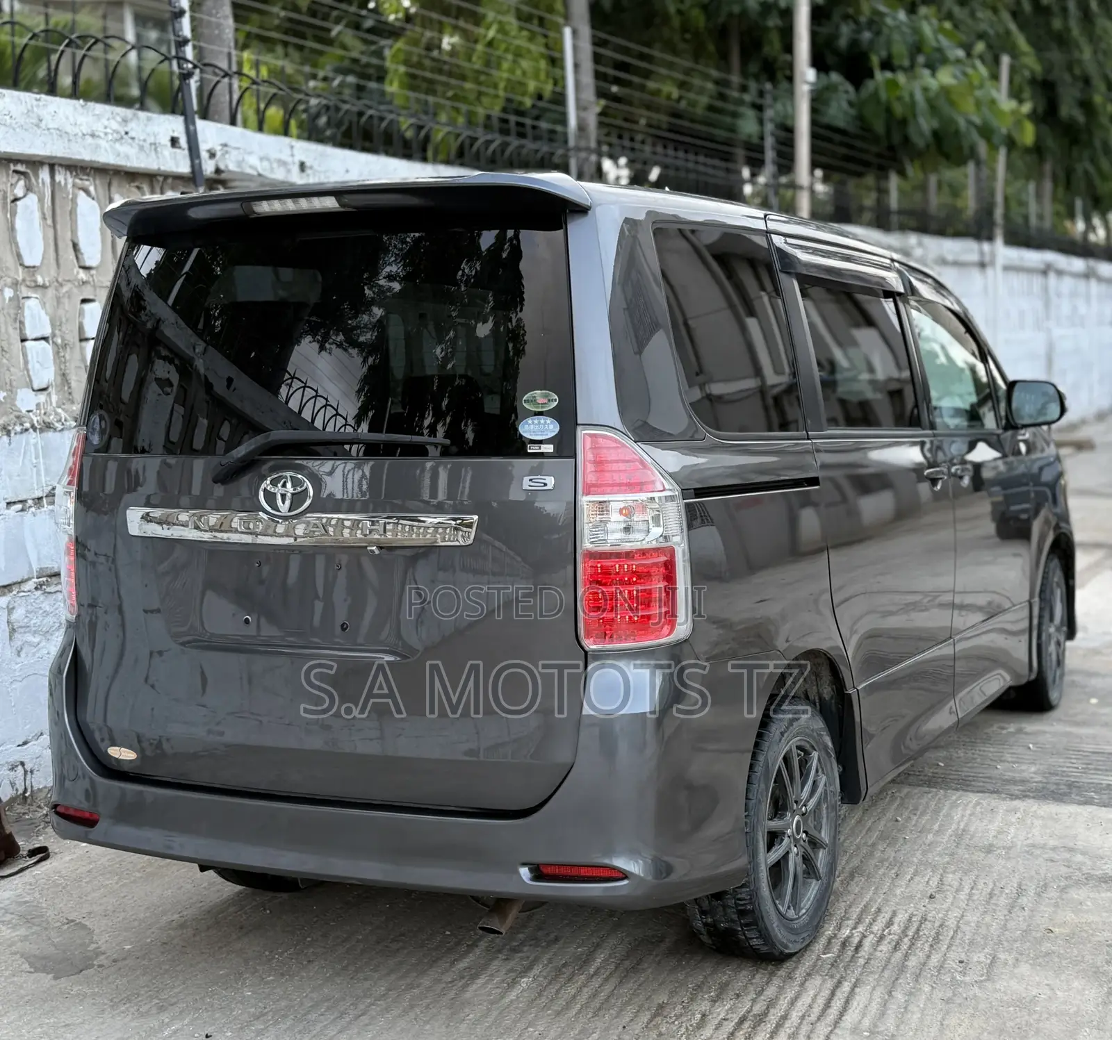 Toyota Noah 2.0 143hp FWD (8 Seater) 2007 Gray