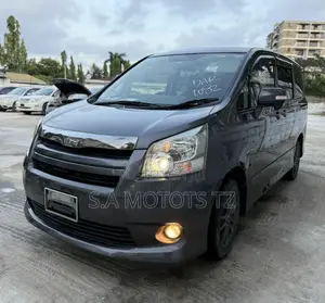Toyota Noah 2.0 143hp FWD (8 Seater) 2007 Gray