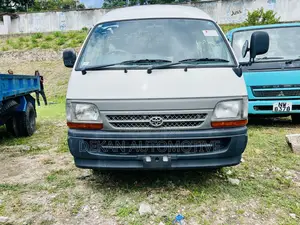 Toyota HiAce 2002 White