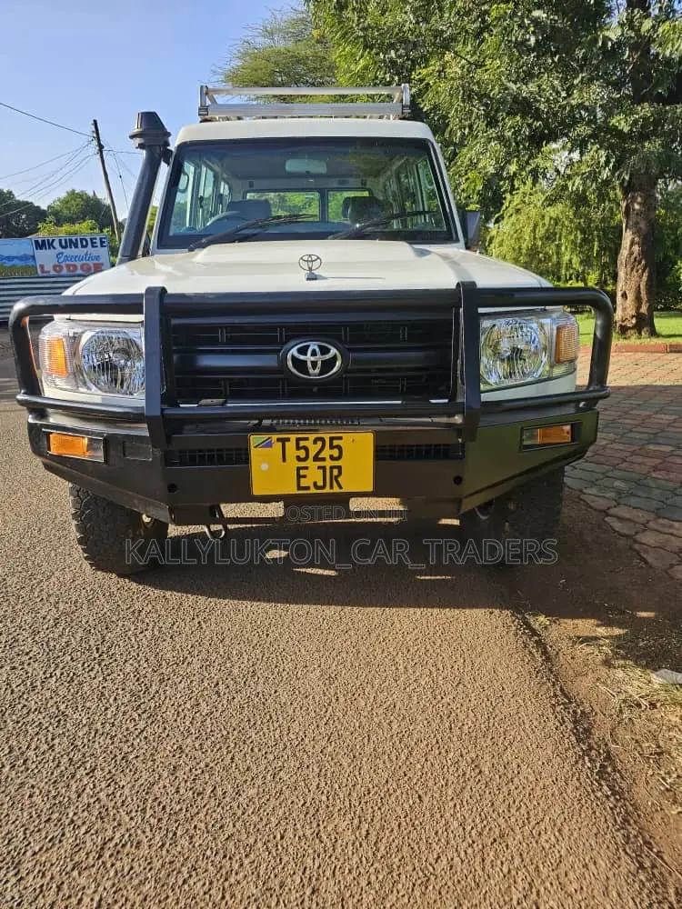 Toyota Land Cruiser 2015 White