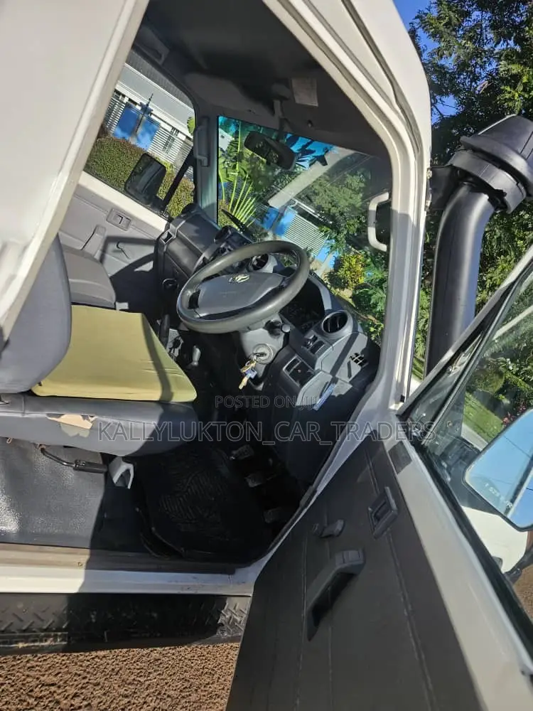 Toyota Land Cruiser 2015 White