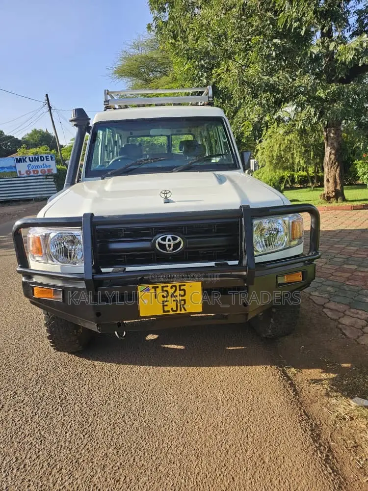 Toyota Land Cruiser 2015 White