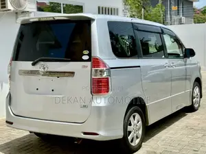 Toyota Noah 2.0 143hp FWD (8 Seater) 2008 Silver