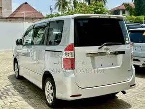 Toyota Noah 2.0 143hp FWD (8 Seater) 2008 Silver