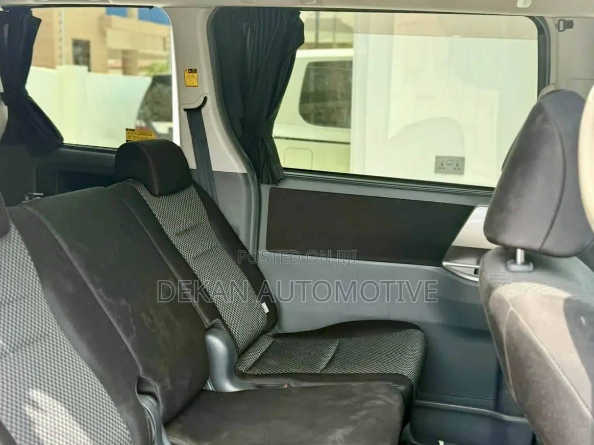 Toyota Noah 2.0 143hp FWD (8 Seater) 2008 Silver