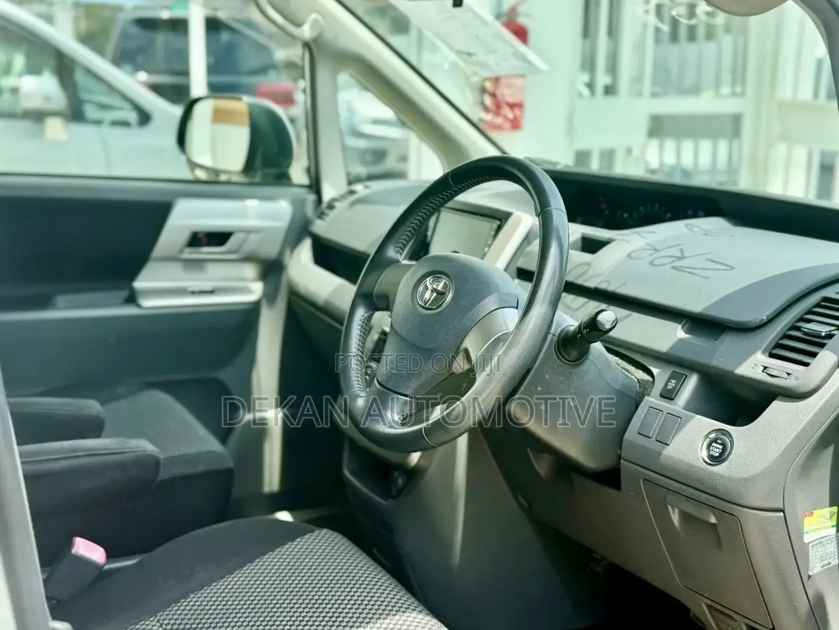 Toyota Noah 2.0 143hp FWD (8 Seater) 2008 Silver
