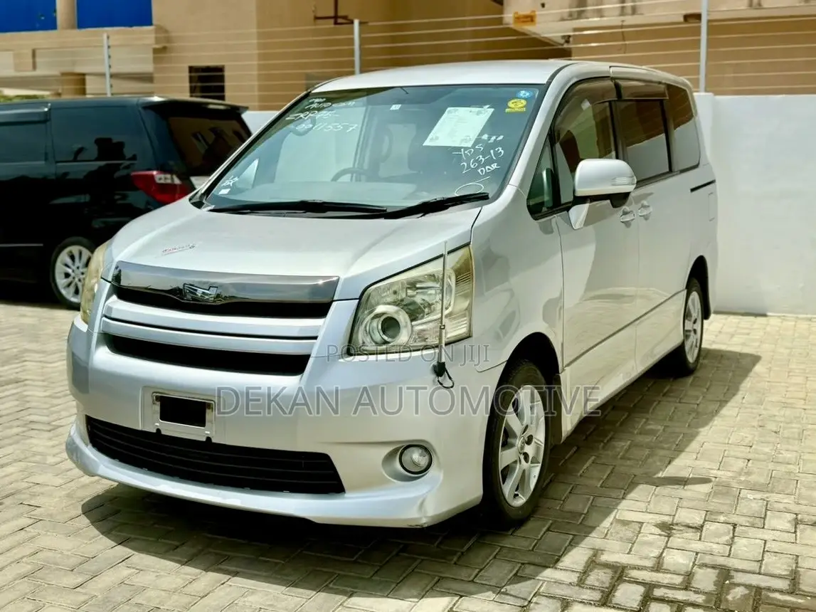 Toyota Noah 2.0 143hp FWD (8 Seater) 2008 Silver