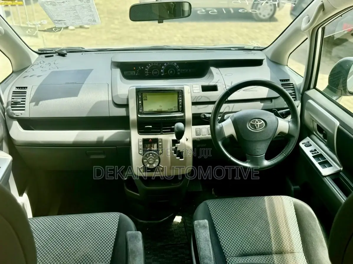 Toyota Noah 2.0 143hp FWD (8 Seater) 2008 Silver