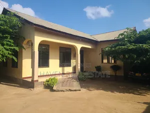 4bdrm House in Yombo for sale