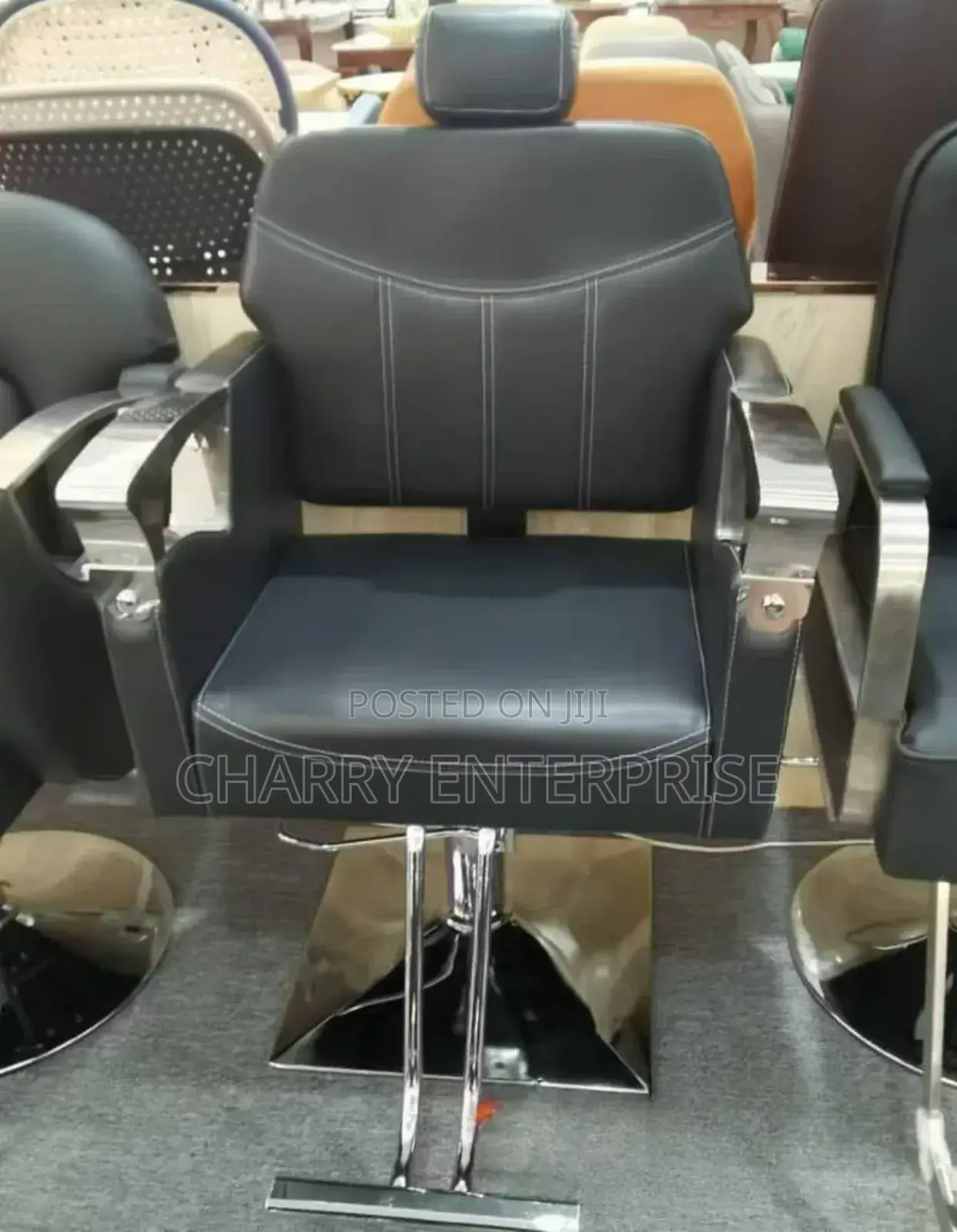 Simple, Classic and Comfortable Barbershop Chair