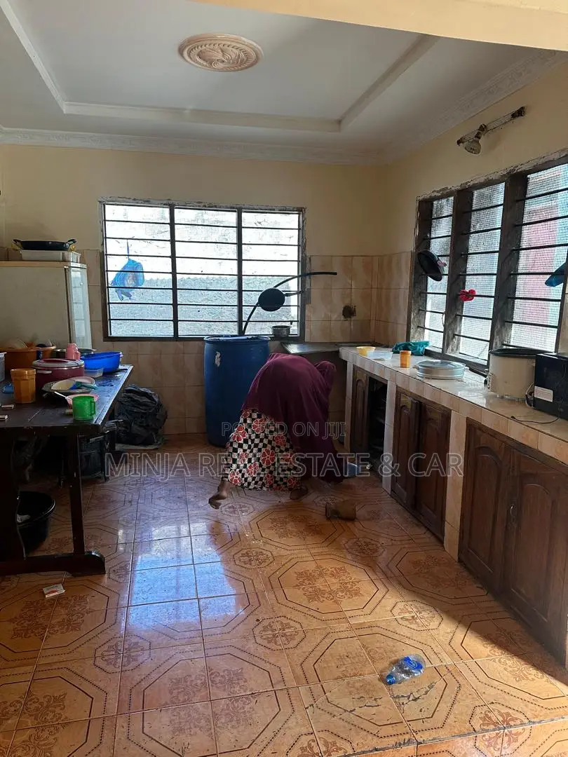 6bdrm House in Central for sale
