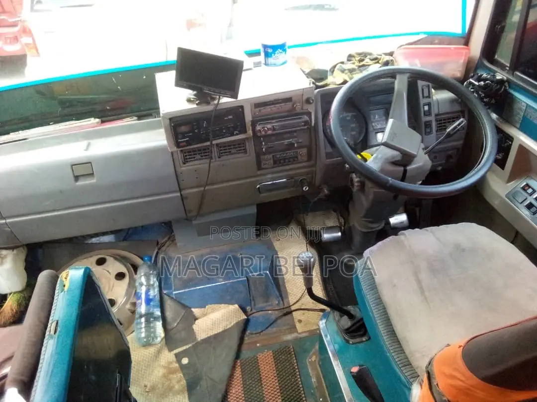 Hino Dutro 2014 White