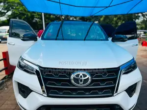 Toyota Fortuner 2023 White