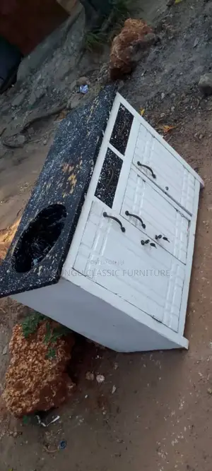 Kitchen Cabinet Milango Mitatu Lenye Mtungi Mdogo