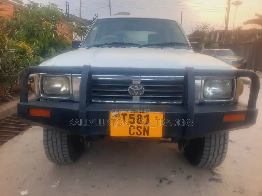 Toyota Hilux 2.5 Cab 2005 White