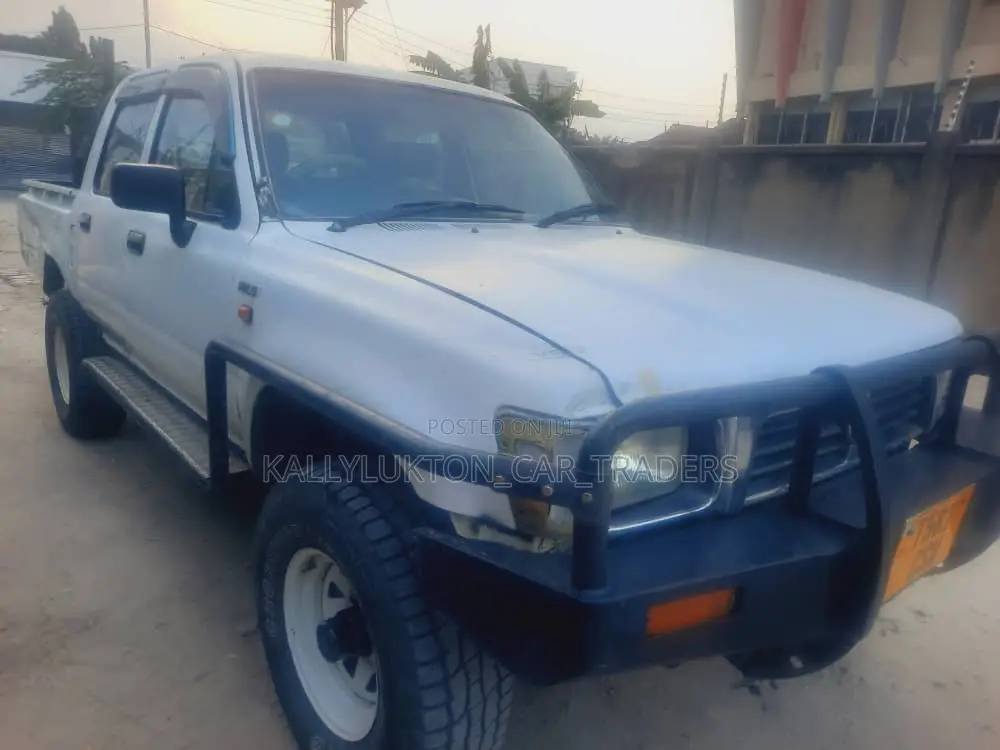 Toyota Hilux 2.5 Cab 2005 White