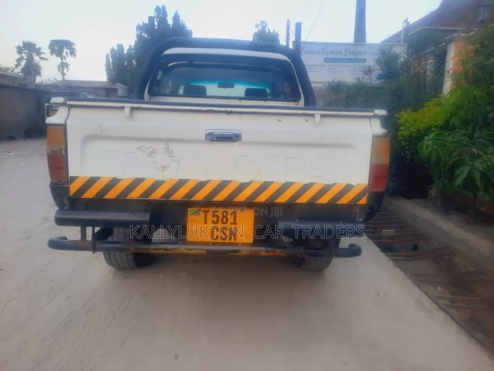 Toyota Hilux 2.5 Cab 2005 White