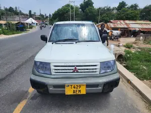 Mitsubishi Pajero 2000 White