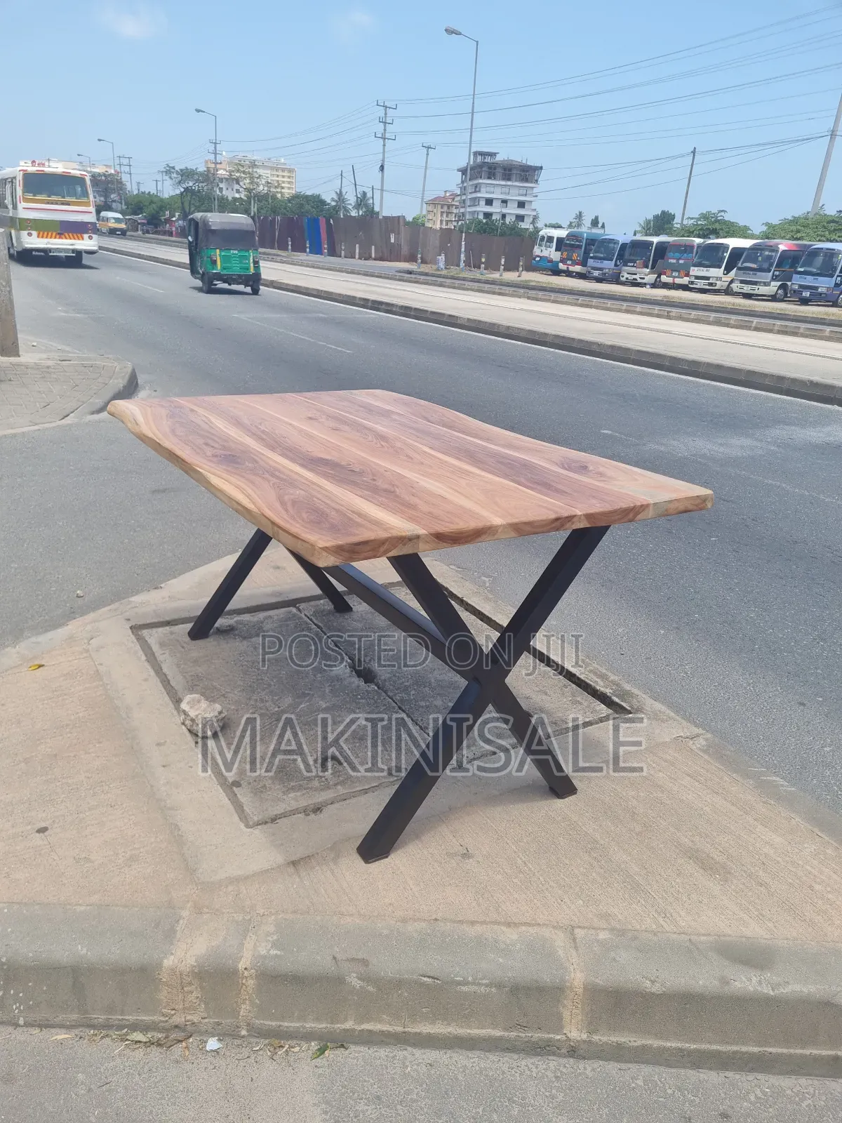Dinner Table Ni Kubwa Sana