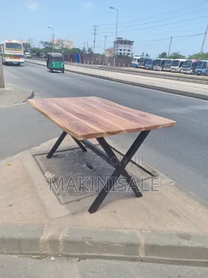 Dinner Table Ni Kubwa Sana