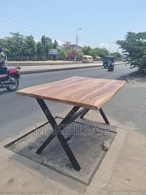 Dinner Table Ni Kubwa Sana