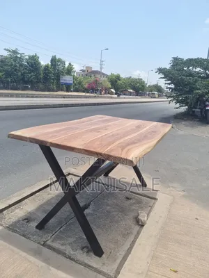 Dinner Table Ni Kubwa Sana